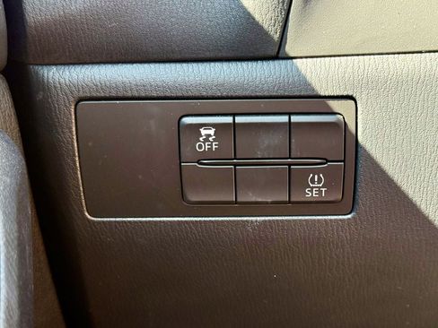 Used 2018 MAZDA MAZDA3 Sport FWD image 25