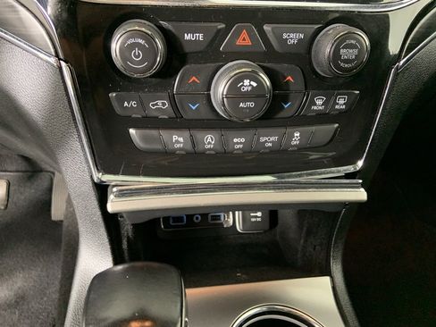 Used 2021 Jeep Grand Cherokee Limited image 14