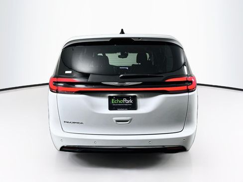Used 2024 Chrysler Pacifica Touring-L FWD image 7