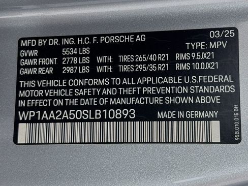 Certified 2025 Porsche Macan image 36