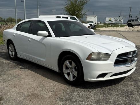 Used 2013 Dodge Charger SE RWD image 3