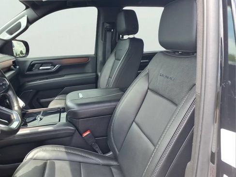 Used 2025 GMC Yukon XL Denali AWD/4WD image 19