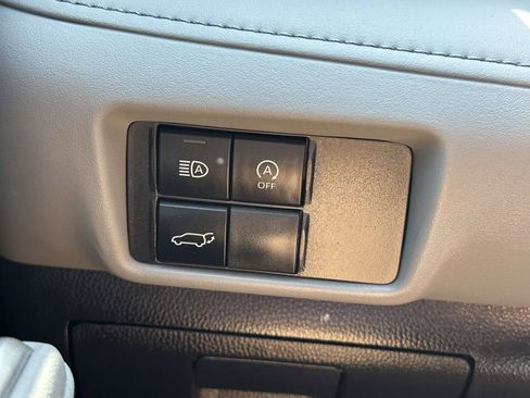 Used 2023 Toyota Highlander XLE FWD image 23