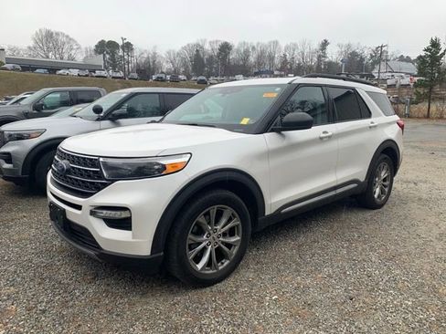 Used 2020 Ford Explorer XLT w/ Equipment Group 202A image 12