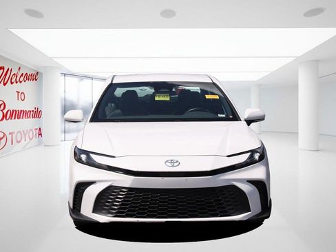 Used 2025 Toyota Camry SE FWD image 4