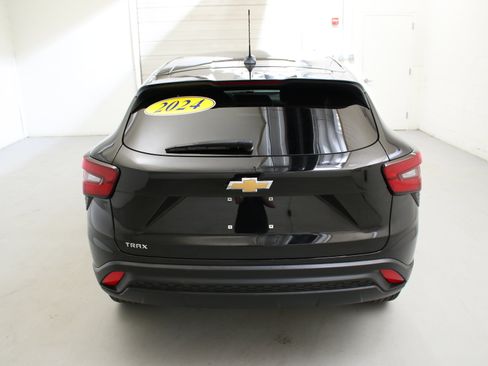 Used 2024 Chevrolet Trax LS w/ LS Convenience Package FWD image 8