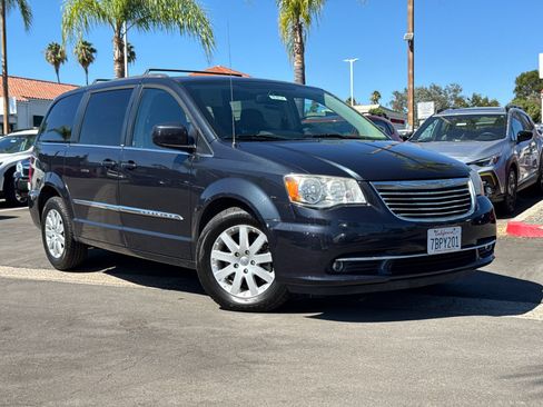 Used 2014 Chrysler Town & Country Touring FWD image 2
