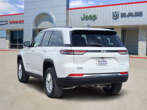 New 2025 Jeep Grand Cherokee Laredo image 4