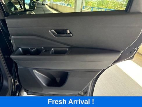 Used 2025 Nissan Pathfinder S FWD image 15