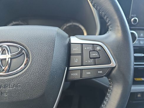 Used 2023 Toyota Highlander XSE FWD image 18