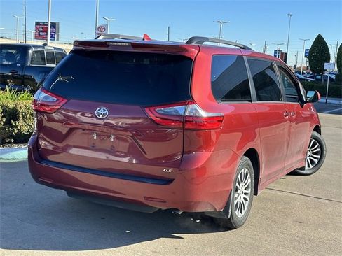 Used 2020 Toyota Sienna XLE image 5