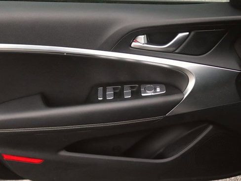 Used 2025 Genesis G70 2.5T image 10