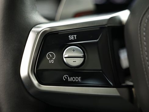 Used 2025 BMW 740i w/ Premium Package image 34