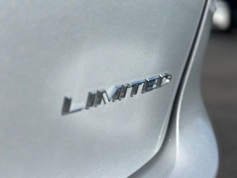 Used 2024 Chrysler Pacifica Limited FWD image 20