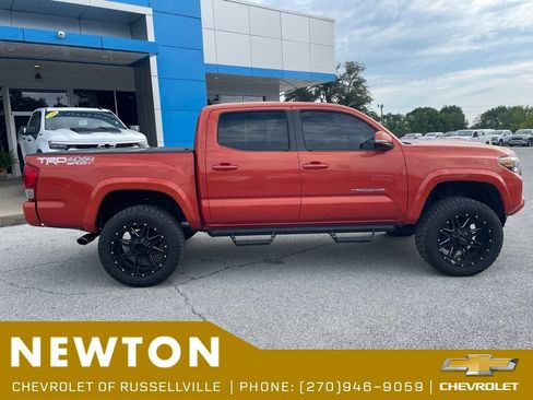 Used 2017 Toyota Tacoma TRD Sport AWD/4WD image 15