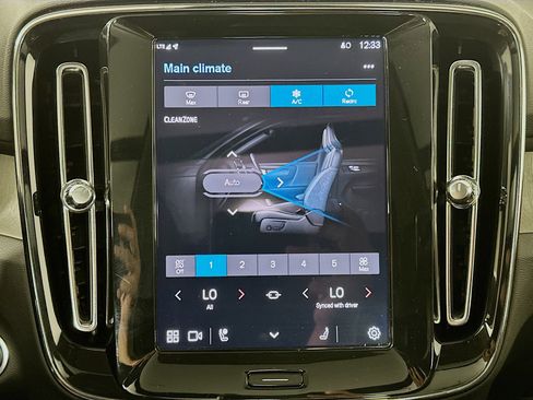 Used 2025 Volvo XC40 B5 Core image 24