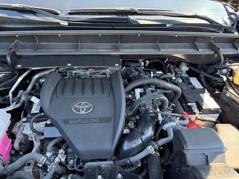 Used 2025 Toyota Highlander LE FWD image 34