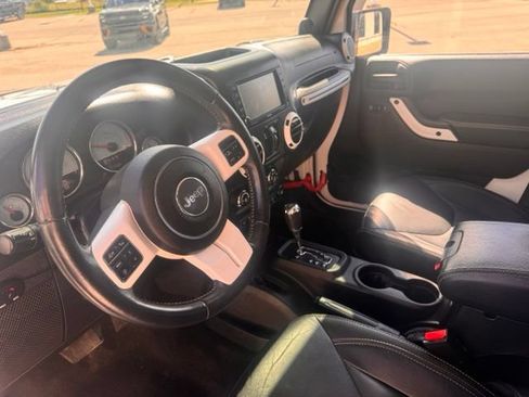 Used 2014 Jeep Wrangler Unlimited Sahara AWD/4WD image 8