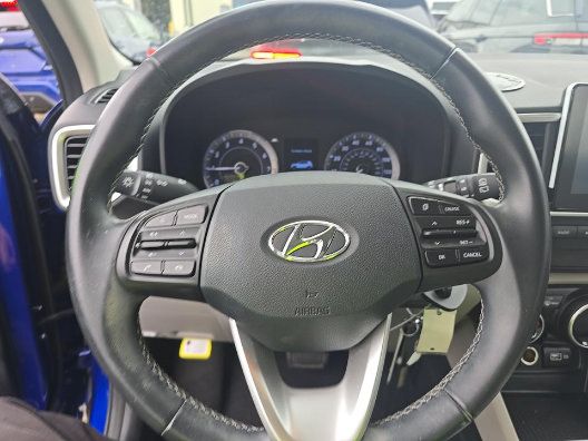Used 2022 Hyundai Venue SEL FWD image 5