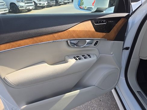 Used 2021 Volvo XC90 T6 Momentum image 30