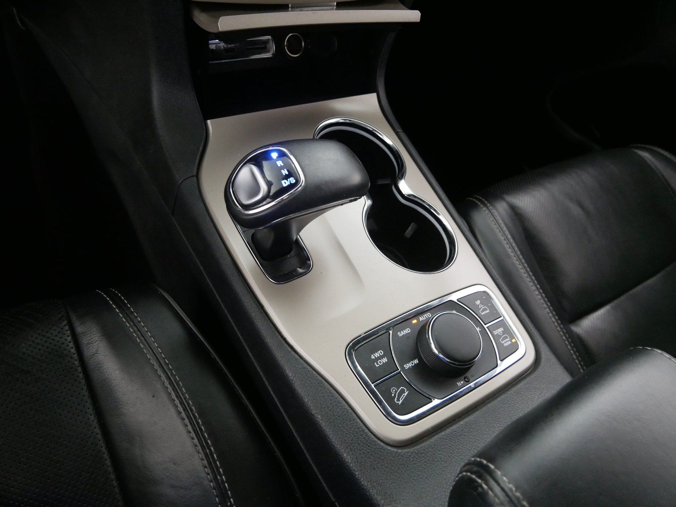 Used 2015 Jeep Grand Cherokee Overland AWD/4WD image 24