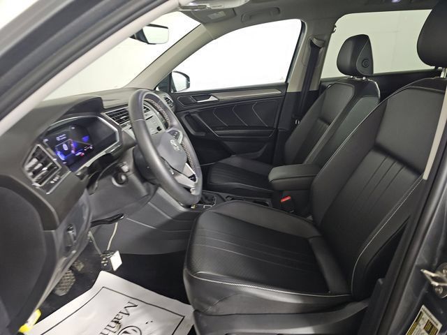 Used 2023 Volkswagen Tiguan SE w/ Panoramic Sunroof Package FWD image 6