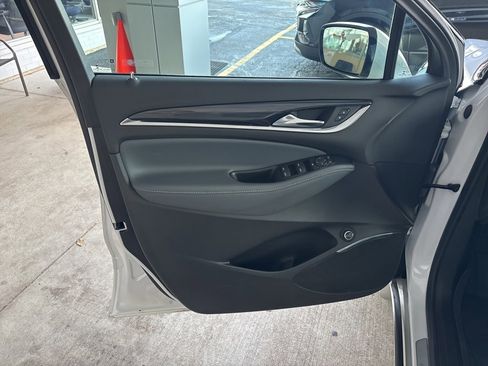 Used 2022 Buick Enclave Essence image 6