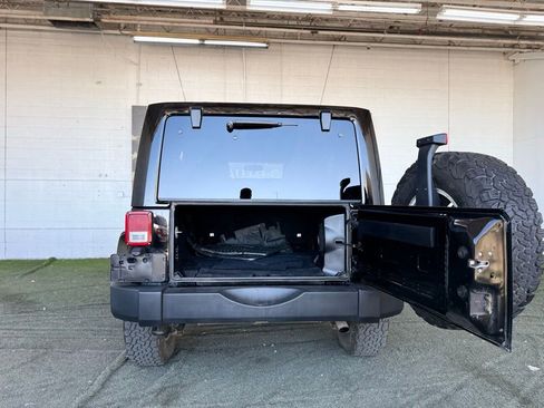 Used 2013 Jeep Wrangler Unlimited Rubicon w/ Connectivity Group AWD/4WD image 12