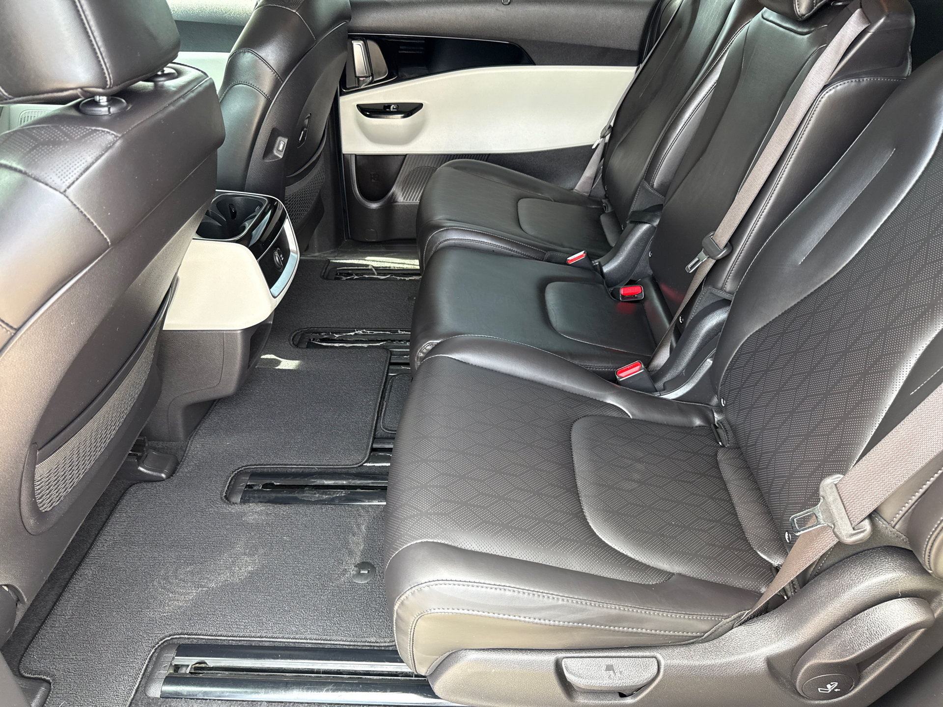 Used 2023 Kia Carnival EX FWD image 18