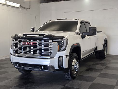 Used 2024 GMC Sierra 3500 Denali w/ Denali Reserve Package AWD/4WD image 4