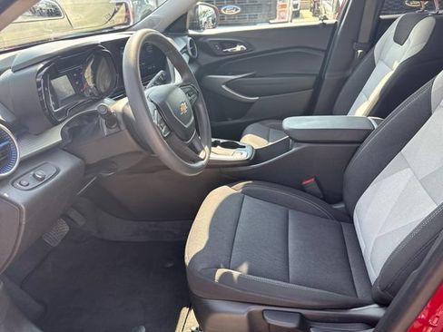 Used 2026 Chevrolet Trax LS FWD image 9