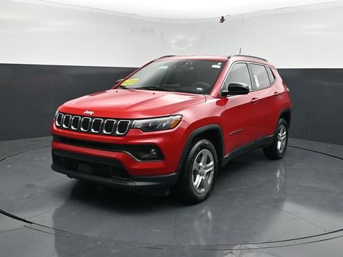 Used 2024 Jeep Compass Latitude AWD/4WD image 3