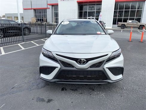 Used 2024 Toyota Camry SE image 3