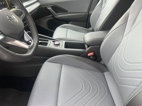 Certified 2025 Volkswagen Tiguan SE R-Line AWD/4WD image 9