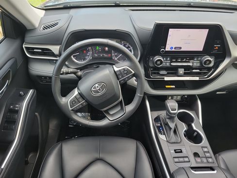 Used 2024 Toyota Highlander XLE AWD/4WD image 20