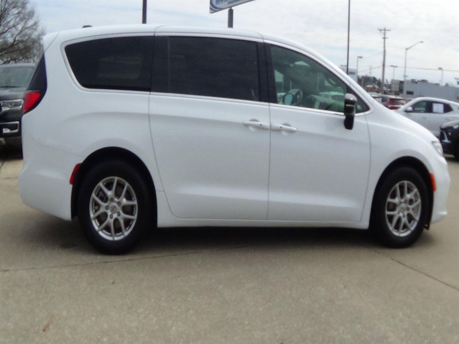 Certified 2025 Chrysler Pacifica Select FWD image 5