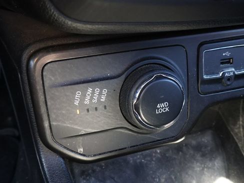 Used 2019 Jeep Renegade Limited w/ LED Lighting Group AWD/4WD image 29