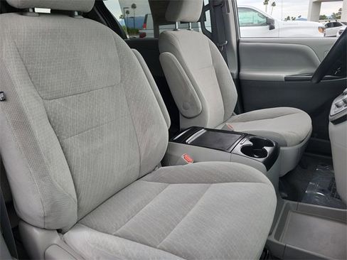 Used 2020 Toyota Sienna LE w/ Carpet Mat Package image 22