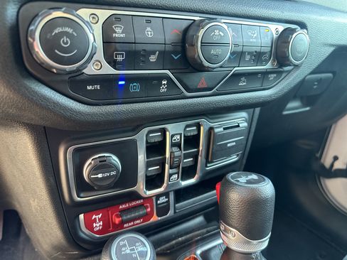 Used 2024 Jeep Wrangler Unlimited AWD/4WD image 21