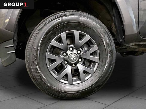 Used 2022 Toyota Tacoma SR5 AWD/4WD image 11