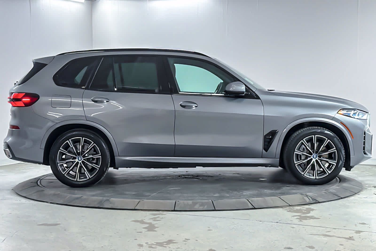 Used 2024 BMW X5 xDrive50e w/ M Sport Package AWD/4WD image 8