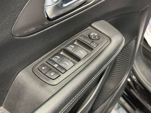 Used 2025 Chrysler Pacifica Select image 13