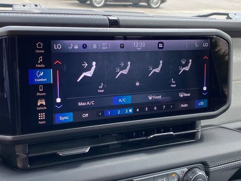 Used 2025 Jeep Wrangler Unlimited Sahara AWD/4WD image 16