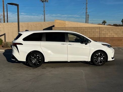 Used 2025 Toyota Sienna XSE image 3