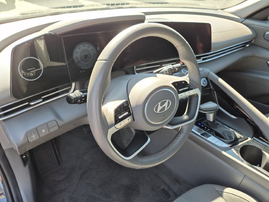 Used 2025 Hyundai Elantra SEL FWD image 15