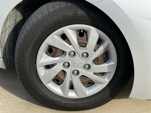 Used 2019 Hyundai Elantra SE image 9