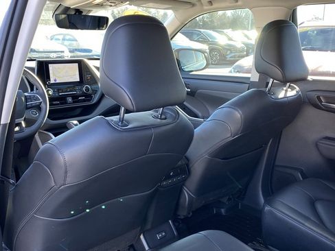 Used 2023 Toyota Highlander XLE image 28