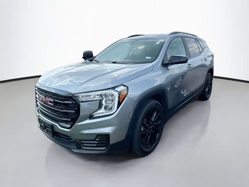Used 2024 GMC Terrain SLE w/ Driver Convenience Package FWD image 3