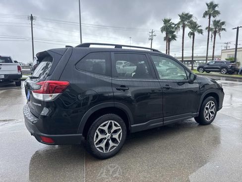 Used 2019 Subaru Forester Premium AWD/4WD image 5