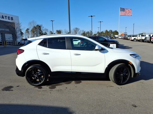 Used 2024 Buick Encore GX Sport Touring image 2